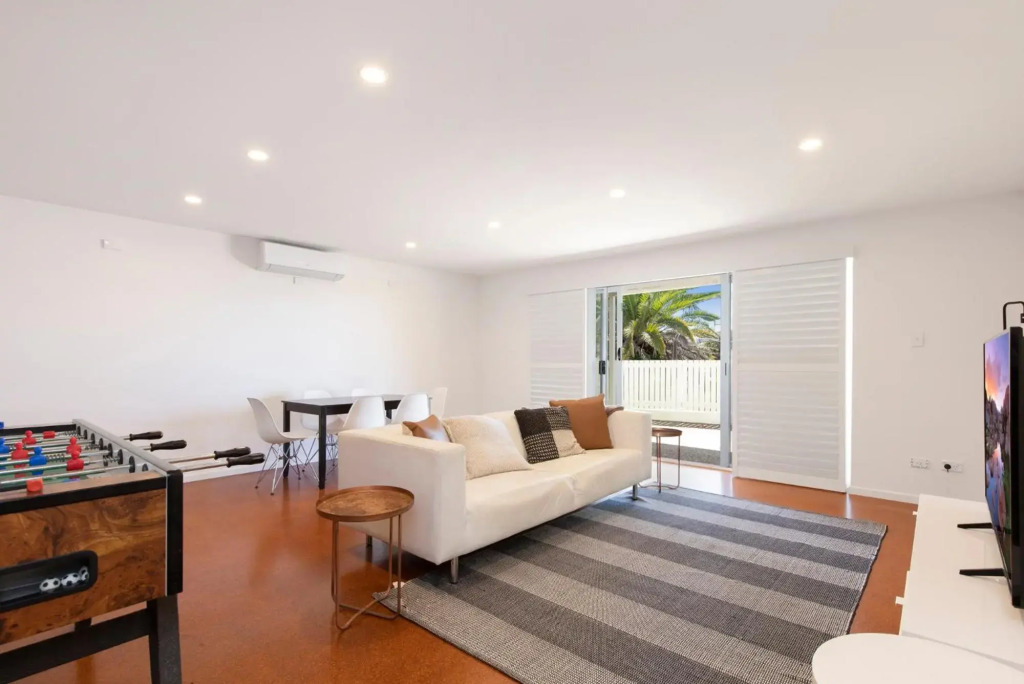 The White House - Central Coolum with Spectacular Ocean Views and WiFi