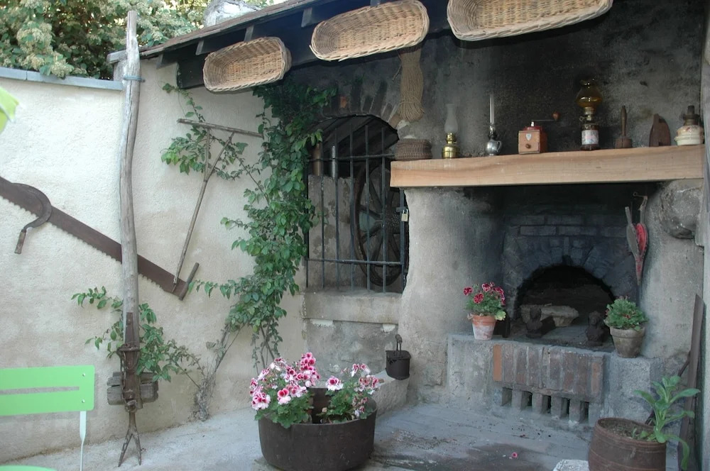 Aux Roses Tremieres