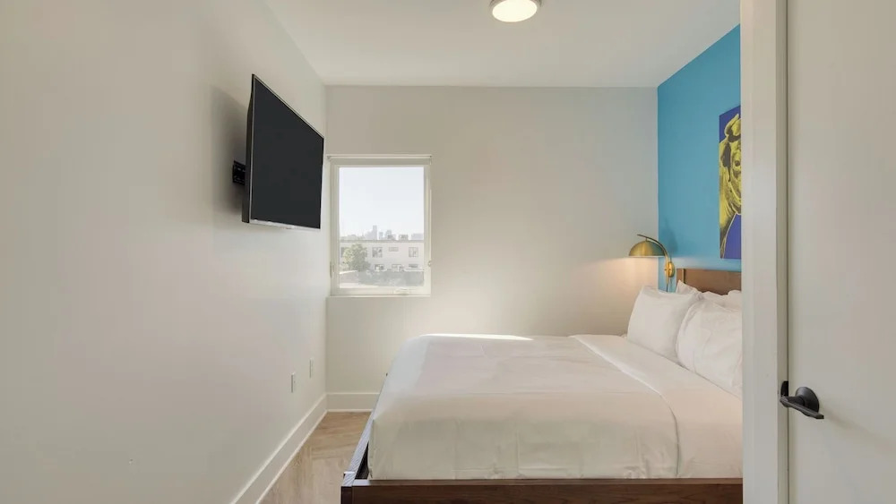 916 Main 12 Unit Buyout - 30bdrs! Prvt Two Floors