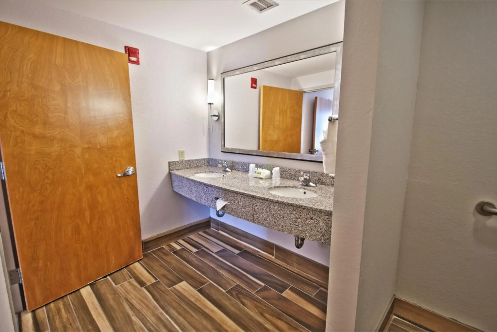 Отель Манахавкина Holiday Inn Manahawkin