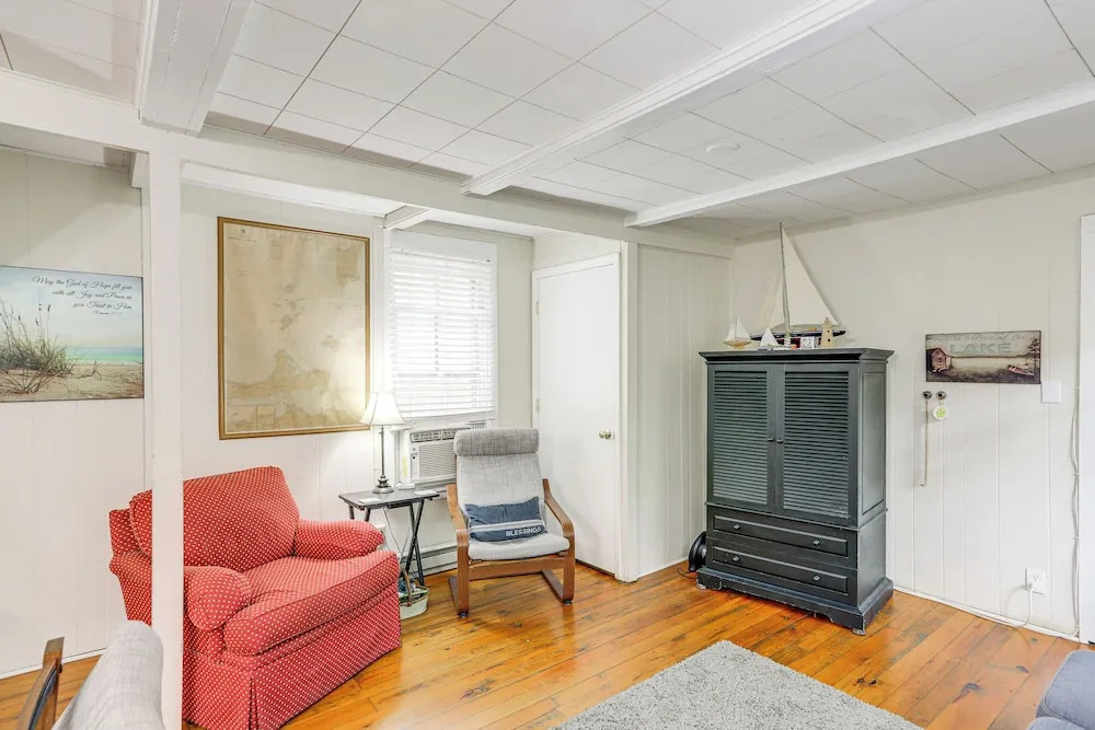 Walk to Lake: Historic Lakeside Marblehead Cottage