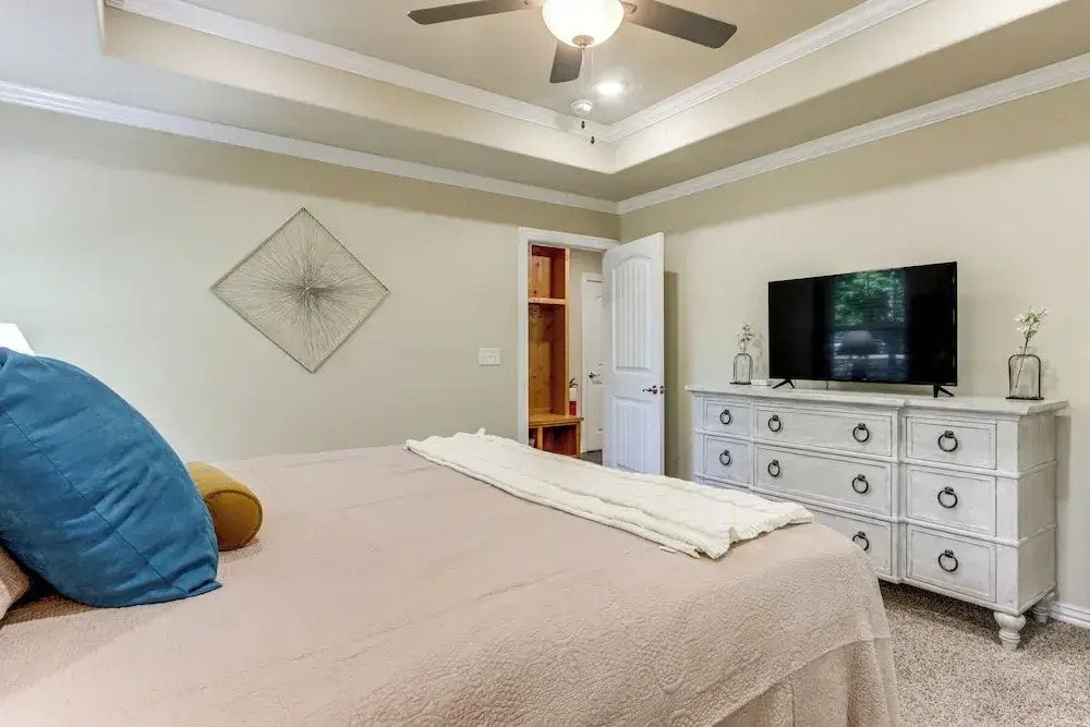 Table Rock Lake Retreat: Walk to Shore!