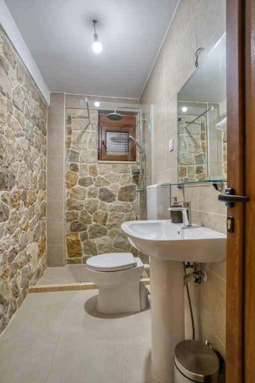 Stonehouse in Olives