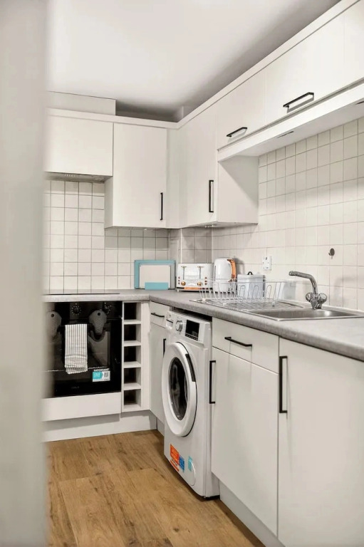 Stylish 2 Bed  2 Bathrooms Free Parking