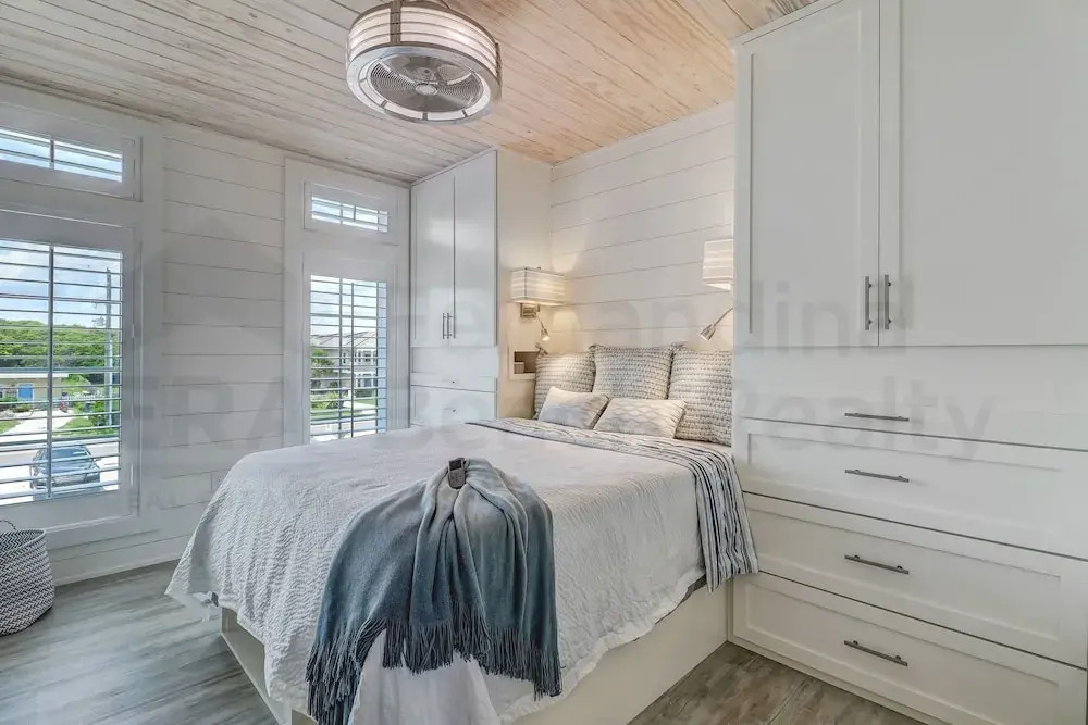 226 Sf 2nd Floor 3 Bedroom Townhouse by RedAwning