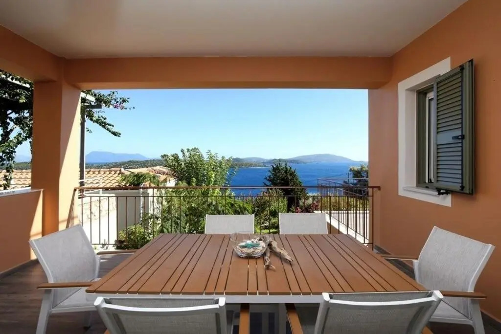 Villa Melias, luxurious villa with superb view of the islands, 400m from the sea