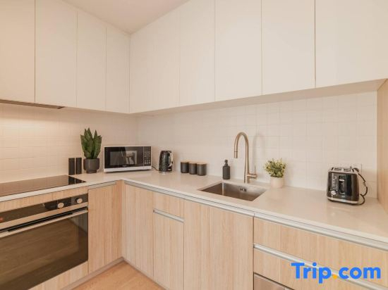 Central 1BR Apartment with Kitchen & Patio