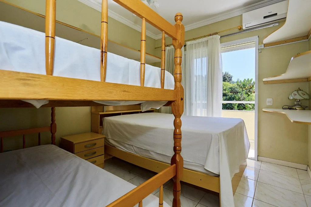 1040 - Departamento 2 quartos na Rua Pirajica . 200 m da Praia Bombinhas Centro