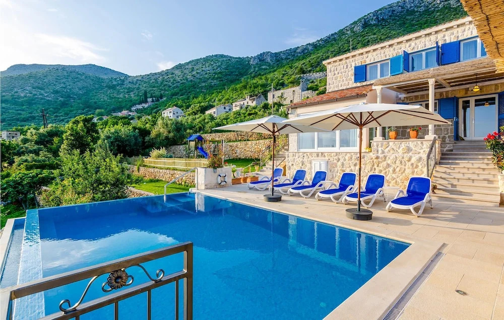 Nice Home in Brsecine With Wifi and 3 Bedrooms