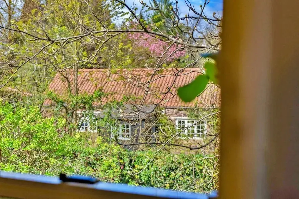 Historical Cottage Near Preston Mill, No Deposit