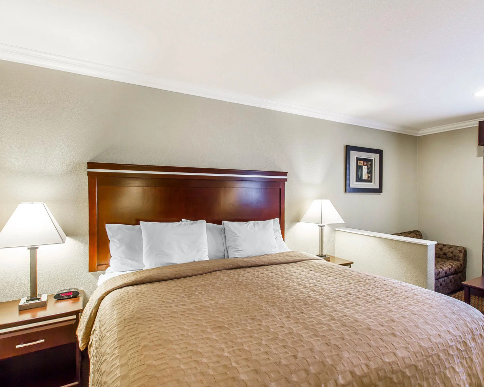 Econo Lodge Inn & Suites