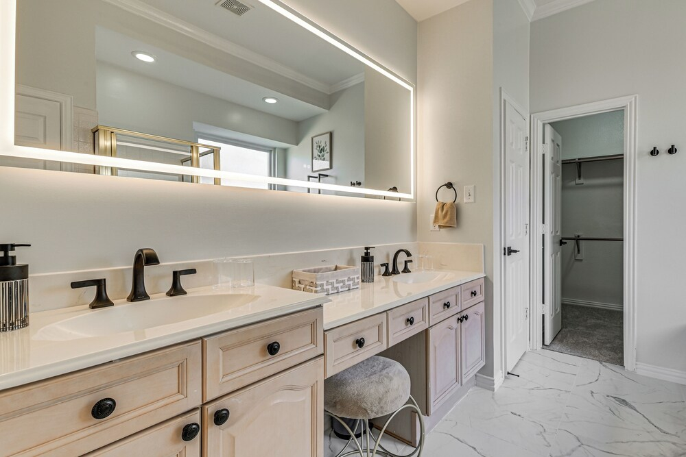 Elegant Home w/ Private Patio, 2 Mi to UTD Campus!
