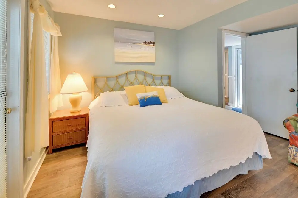 Walk to Ocean: Myrtle Beach Retreat w/ Sunroom