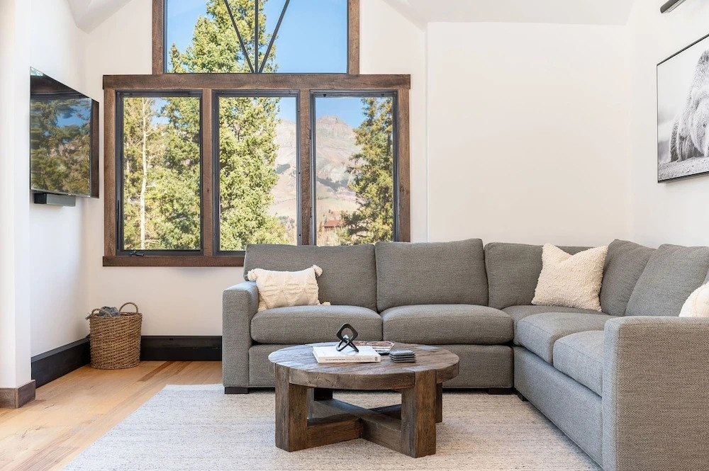 Winterleaf 4 Bedroom Home by RedAwning