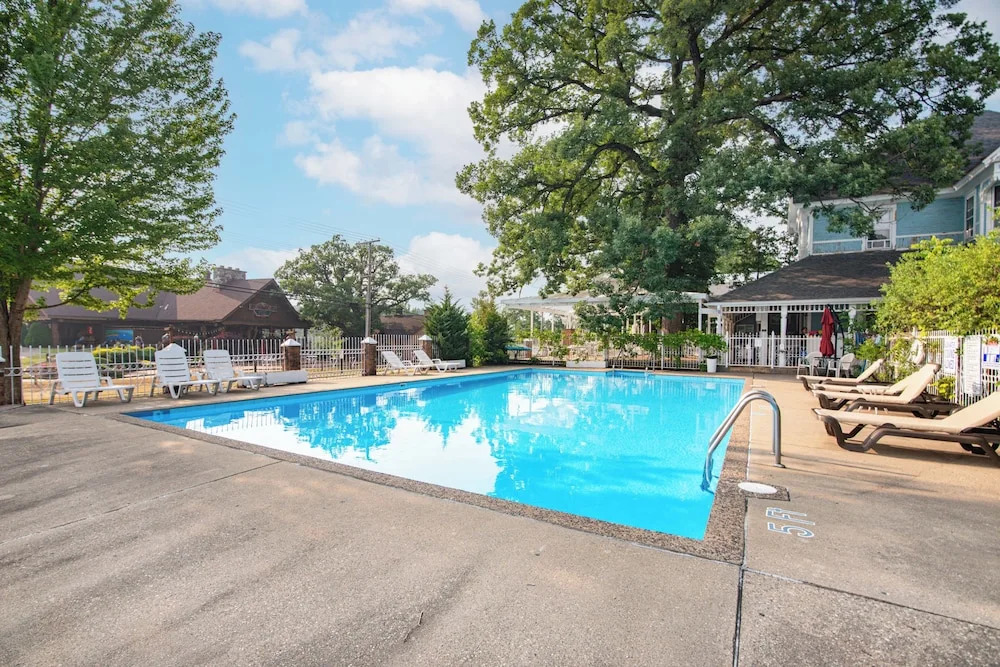 White Rose Inns & Motel