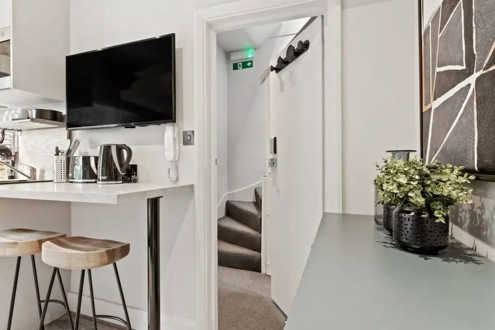 Contemporary Studio W/suspended Bed in Camden Town
