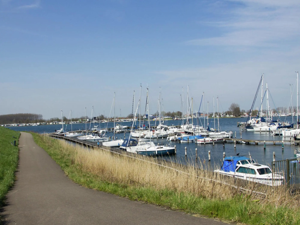 Lovely holiday home in Wolphaartsdijk close to the lake