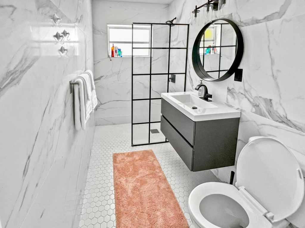 Tropical 2-Bedroom Apartment in Key West-like Home