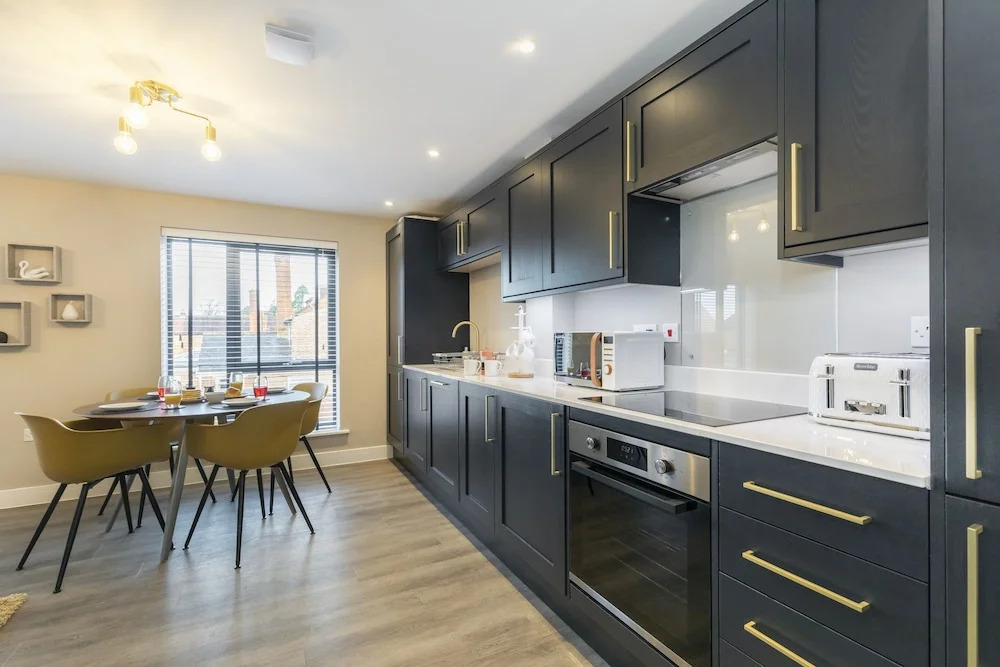 Elliot Oliver - Luxurious 2 Bedroom Apartment With Parking
