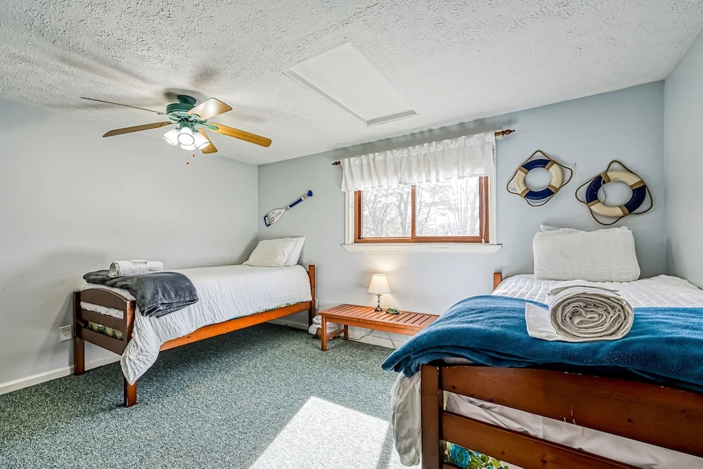 Herons Rest - Lakefront Home With Dock, Pool Table, & hot tub - Dogs OK