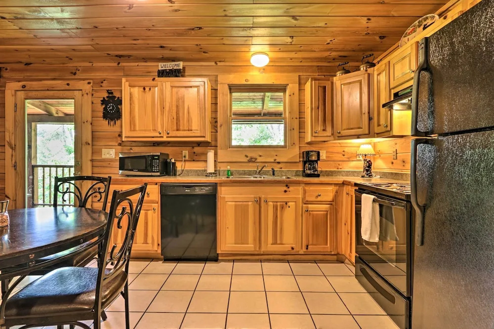 Cabin w/ Deck + Fireplace < 3 Mi to Dollywood!