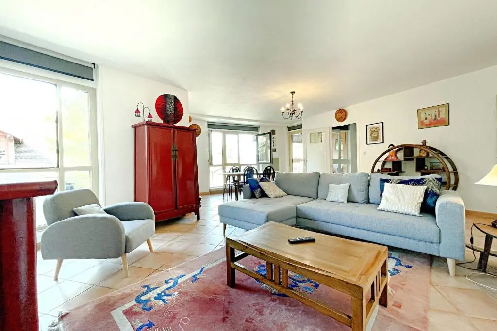 Nice 110m With Balcony In The Downtown