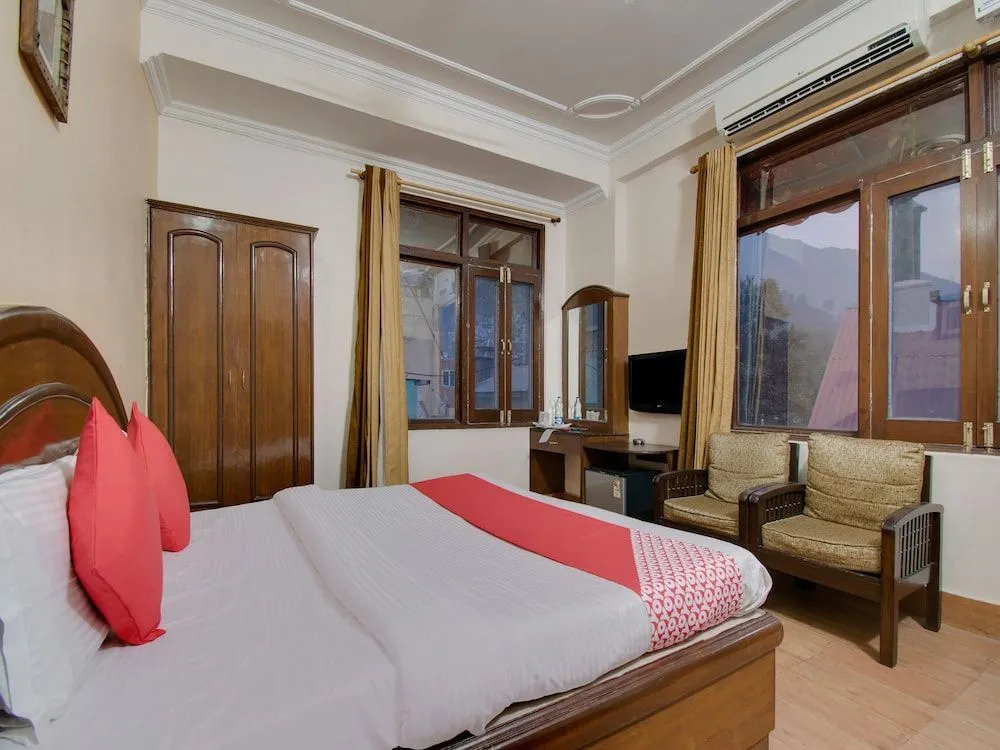 Oyo 26837 Hotel White House