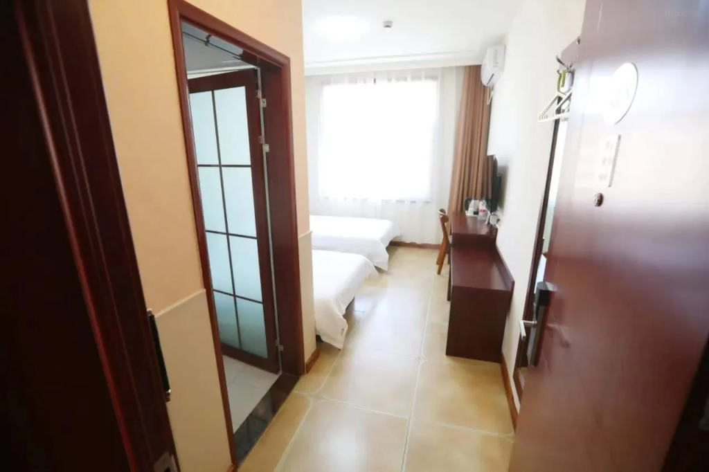 Home Inn Rui Bai Yun Hotel (Qingdao West Coast Qingdao West Railway Station Branch)