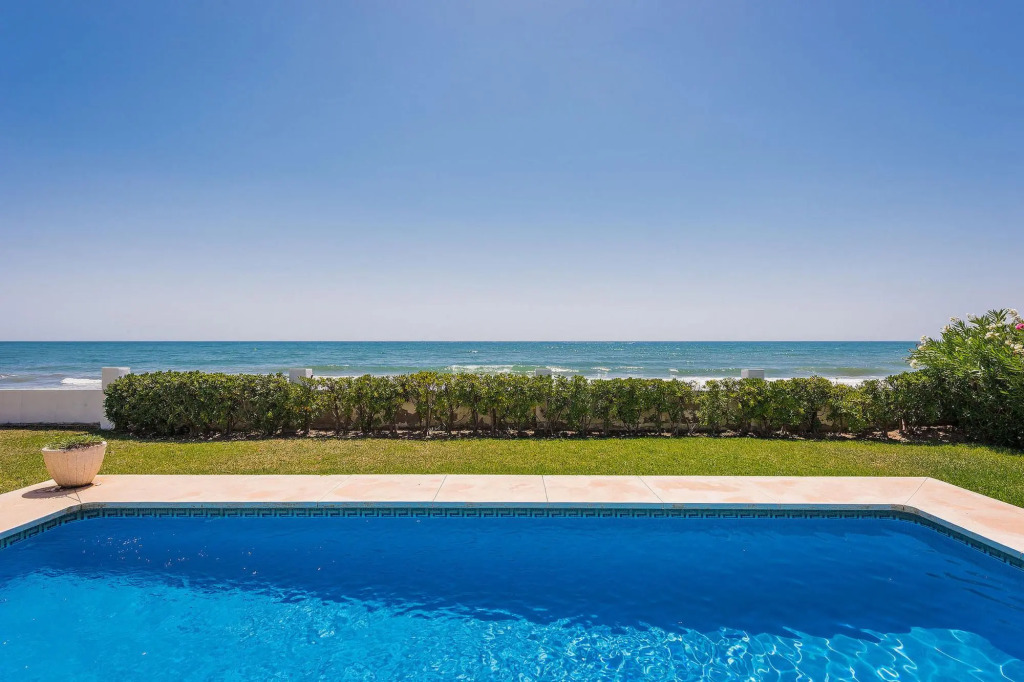 1100 - Beach Front Villa