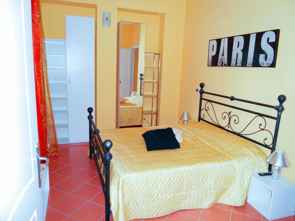 "B&B Sans égal", con CAMERE PRIVATE e APPARTAMENTI al PIANO TERRA a Biella