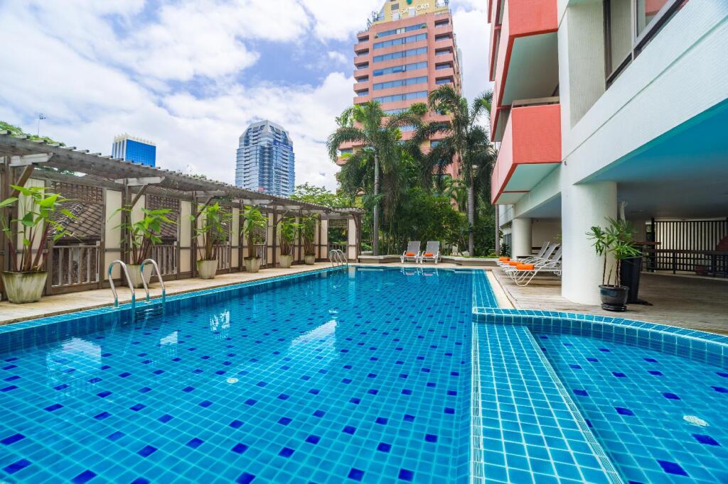 Bandara Silom Suites