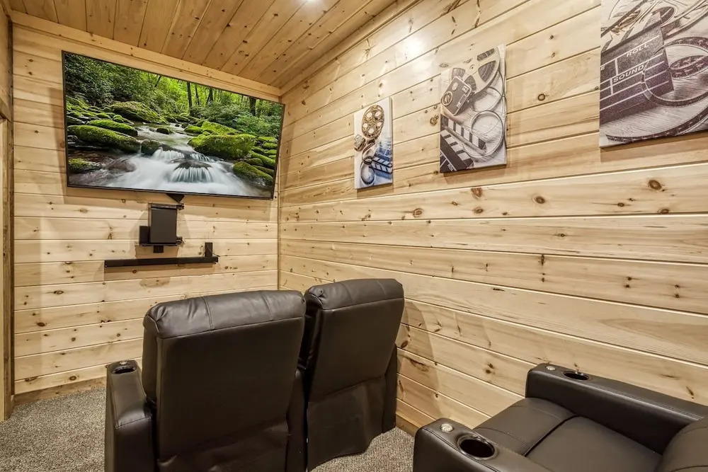 ERN841 - SWEET FEET RETREAT - LOCATION, LOCATION, AND PRIVATE INDOOR POOL! cabin