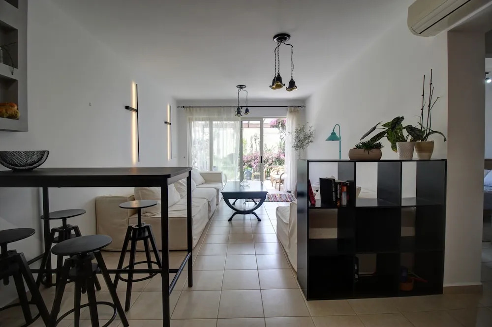 1 Bedroom Apartment on Beach Elias Upper