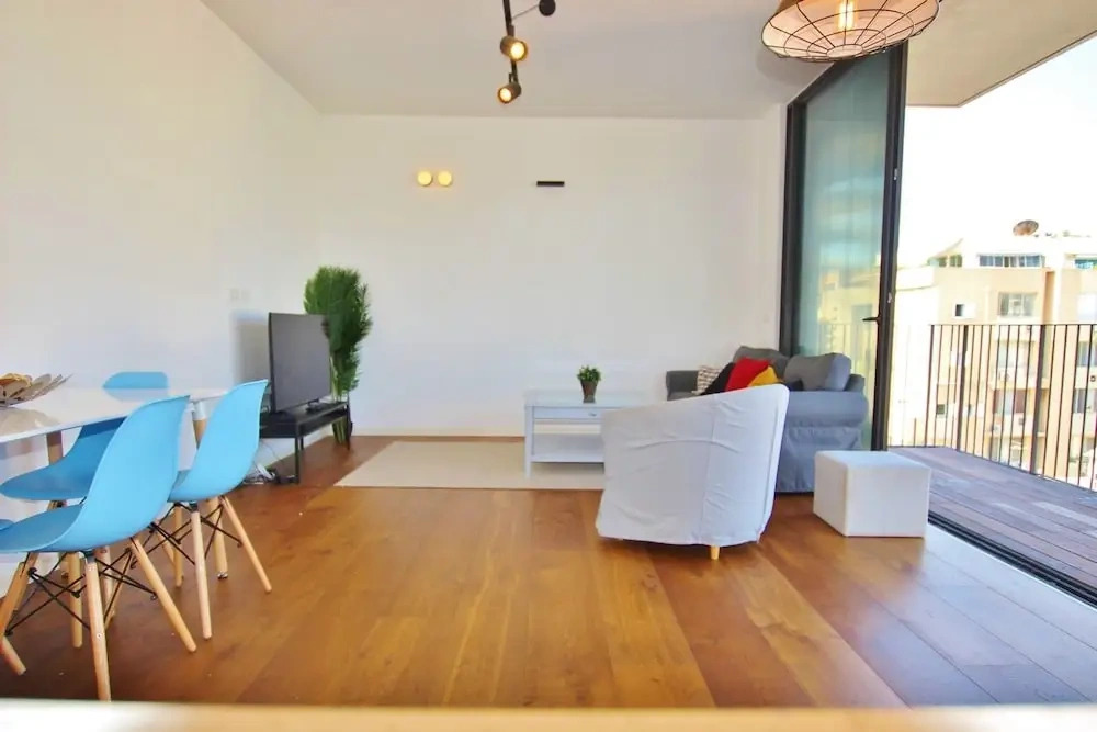 Hilton Beach Area- Perfect 1 BDR in a new building