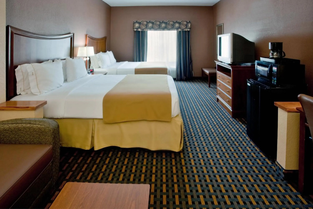 Holiday Inn Express & Suites Suffolk