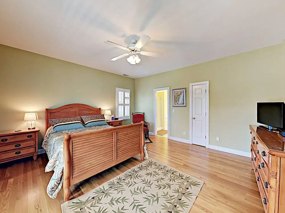Large Family W/ Outdoor Dining, Walk To Beach 5 Bedroom Home