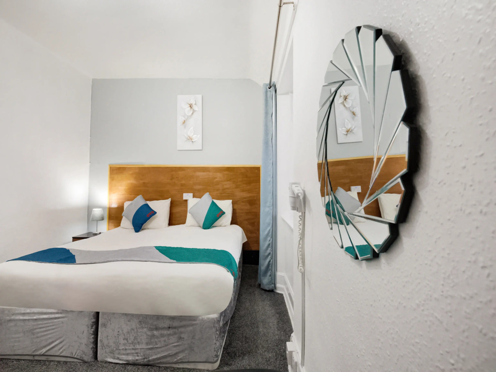 OYO Eastbank Hotel