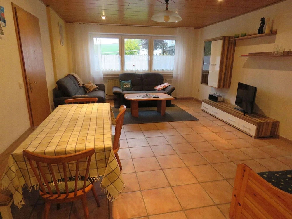Serene Apartment near Lake in Halenfeld