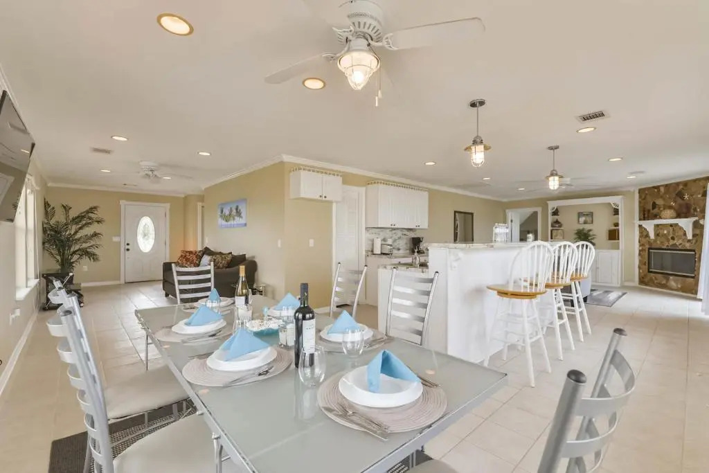 Fun in the Sun in Seabrook Kemah Huge Deck Games Fishing Pet Friendly