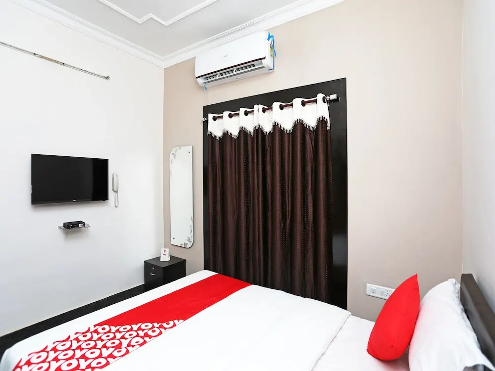 OYO 14988 Regal Stays