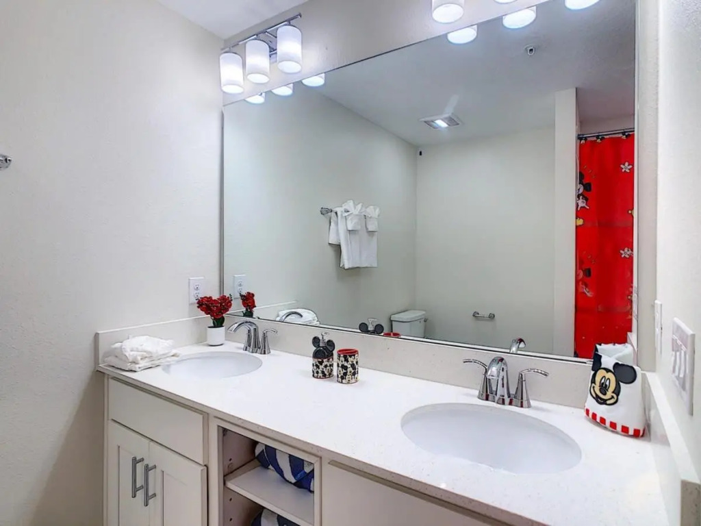 Vivid 2BR condo with free Waterpark at Storey Lake