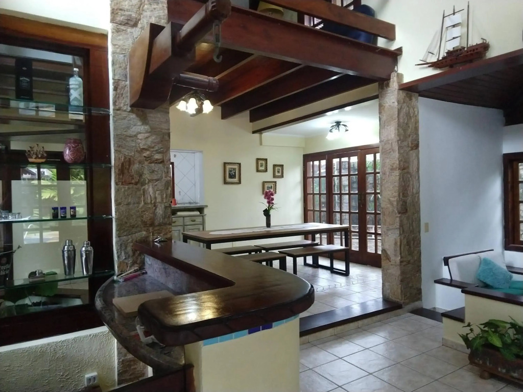 Casa 5 suítes com piscina e churrasqueira