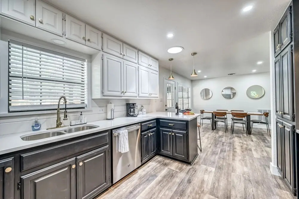 Modern Luxurious Home Near Main W/hot Tub-firepit!