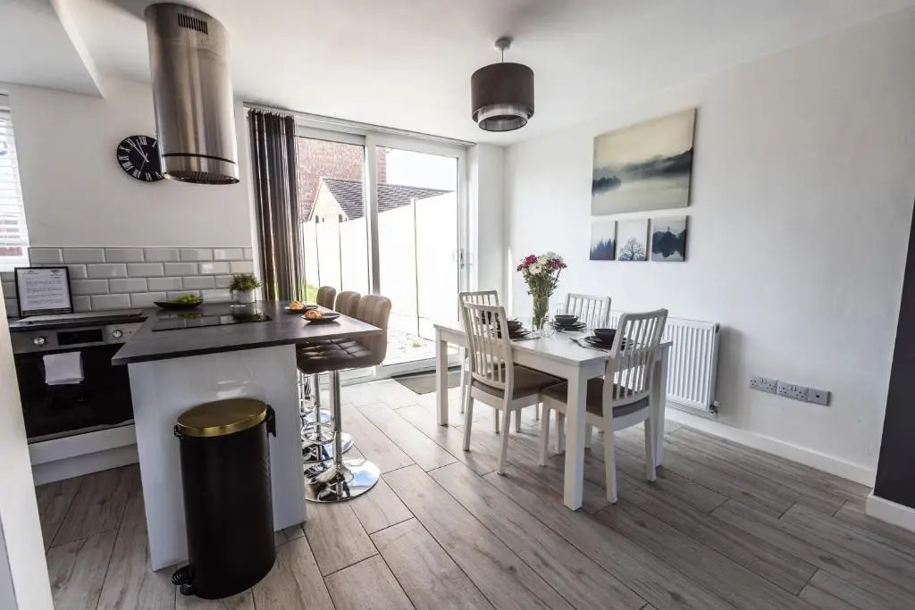Modern 3-Bed House with Parking - Sleeps 7!
