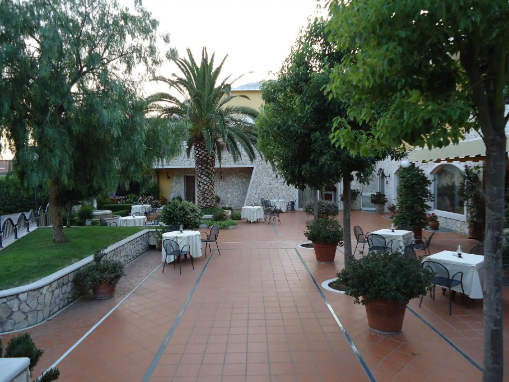 Yellow Park Hotel