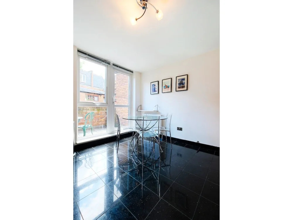 Spacious & Chic Central London Flat for 4