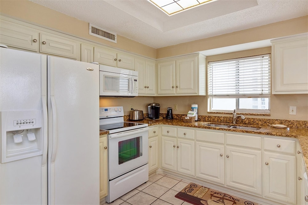Shoreline Towers 1056 3 Bedroom Condo