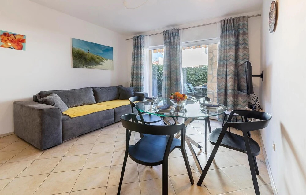 Awesome Apartment in Banjole With Wifi, 1 Bedrooms and Outdoor Swimming Pool