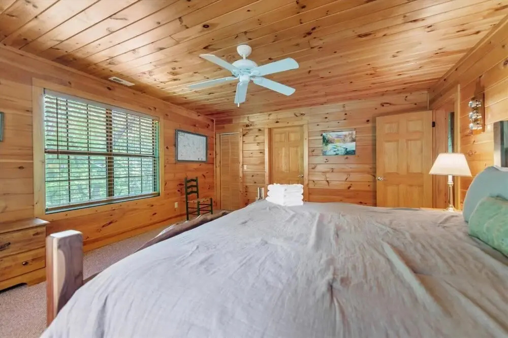 Elliotts Hideaway Adorable Cabin Fire pit hot tub Deck pet Friendly Wifi