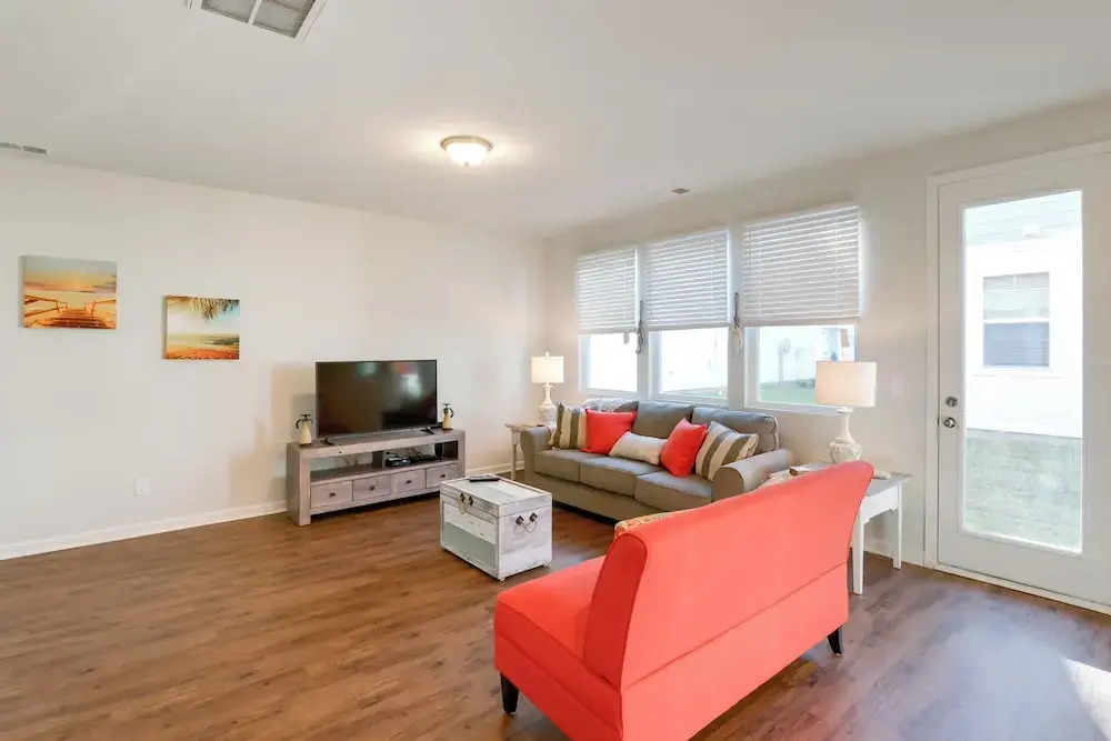 Colorful Myrtle Beach House: 2 Mi to Beaches!
